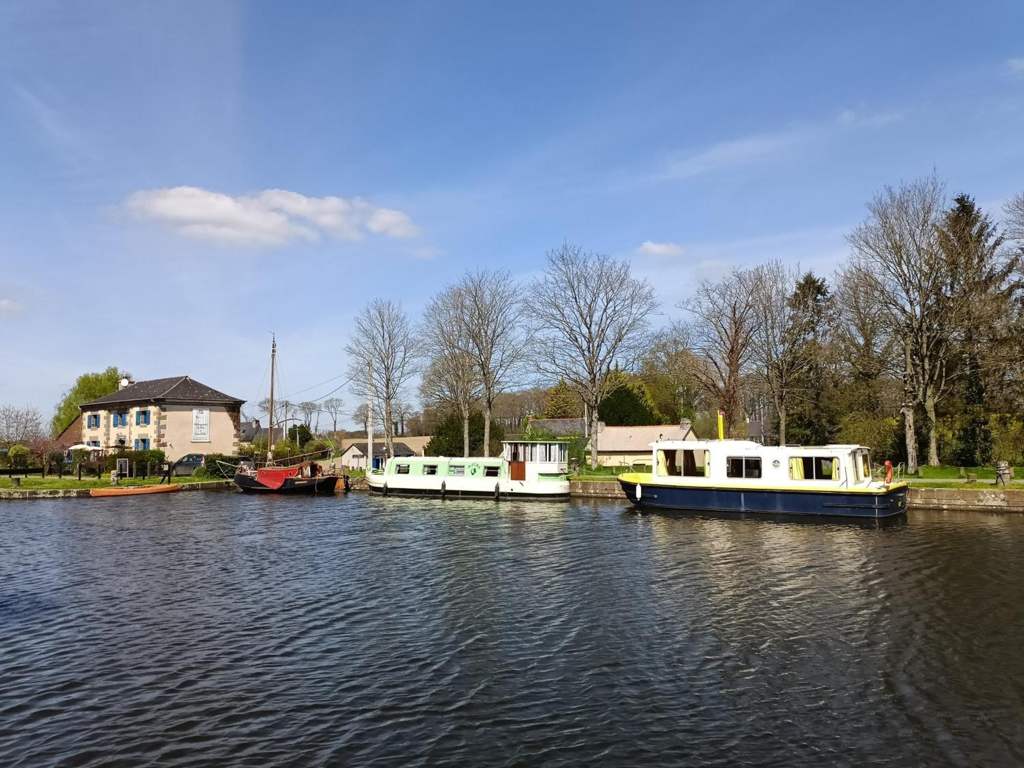 Ille Flottante, Maison Eclusiere Et Hebergements Insolites Sur Le Canal Hédé 외부 사진