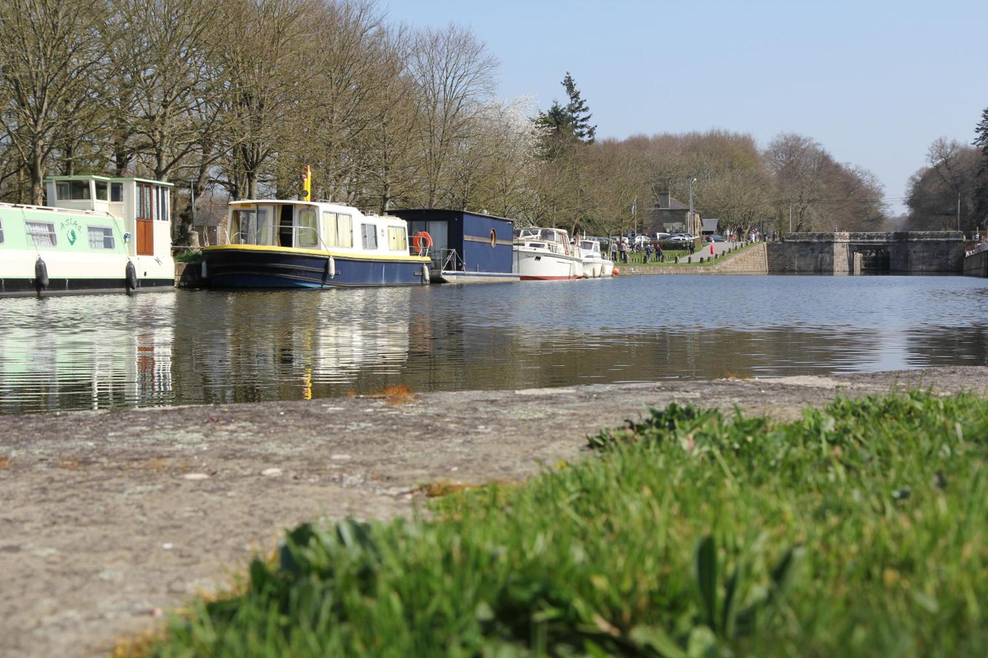 Ille Flottante, Maison Eclusiere Et Hebergements Insolites Sur Le Canal Hédé 외부 사진