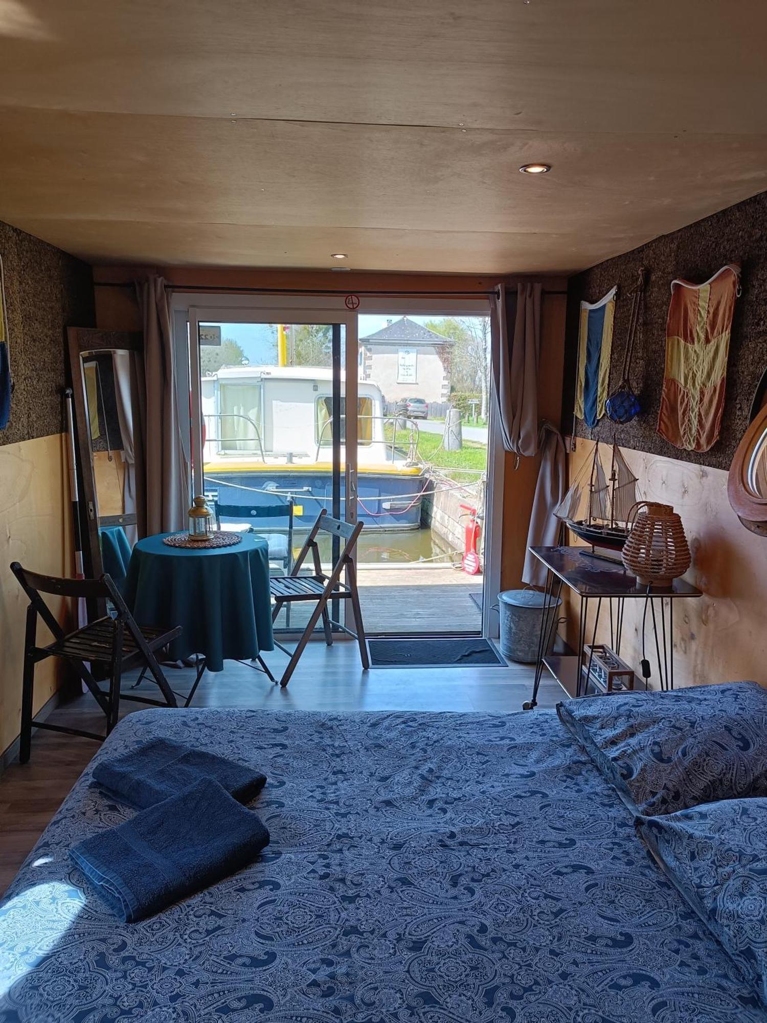 Ille Flottante, Maison Eclusiere Et Hebergements Insolites Sur Le Canal Hédé 외부 사진